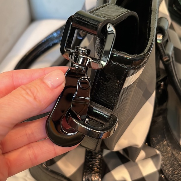 Authentic Burberry Patent Leather Beat Check Black Nylon Tote Bag - Picture 11 of 12